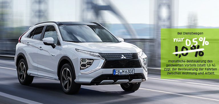 Fahraufnahme eines Mitsubishi Eclipse Cross Plug-in Hybrid. Daneben ein grüner Störer mit Informationen für Dienstwagen-Fahrer